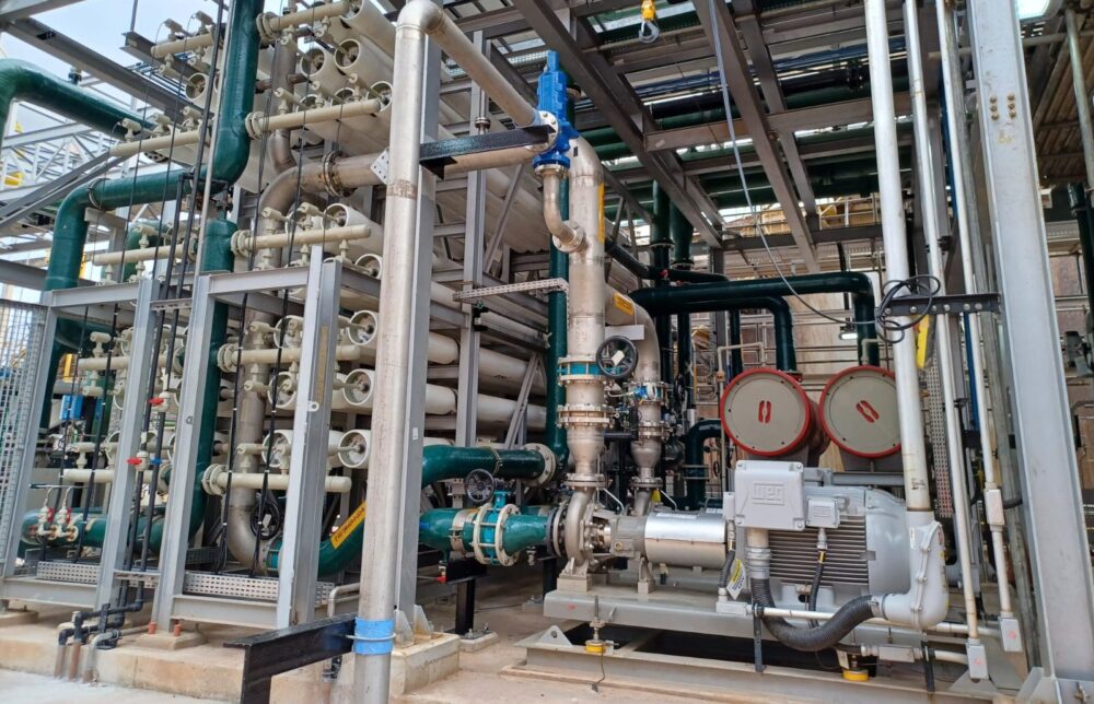Sistema de tratamiento de agua industrial en una refinería de petróleo